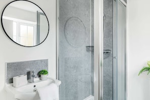 Shower - 4-Bed Spacious House Perfect for Long-Term Stays (Nottingham)