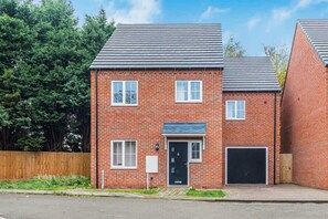 Exterior - 4-Bed Spacious House Perfect for Long-Term Stays (Nottingham)