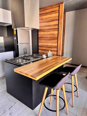 Microwave, blender, cookware/dishes/utensils, kitchen islands - Cozy Apartment in Exclusive Zone (Zapopan)