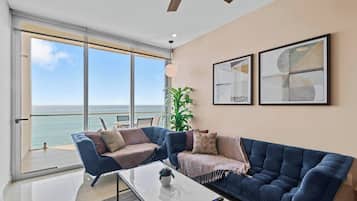 Fernseher, Tischtennisplatte, Bücher