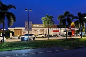 Een McDonald's restaurant met een drive-through en een parkeerplaats.