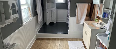 Haartrockner, Handtücher, Seife, Toilettenpapier