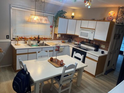 Charming3-bedroom house ,with central air Delmont pa,  20min from Pittsburgh