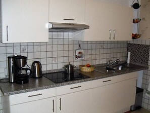Wasserkocher mit Kaffee-/Teezubehör, Kühlschrank, Mikrowelle, Ofen