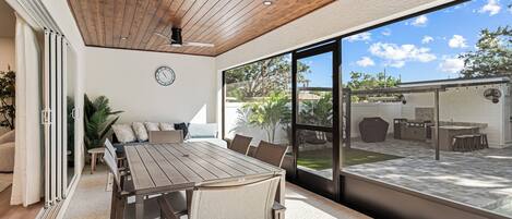 屋外ダイニングエリア