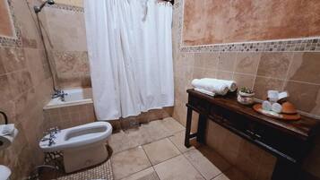 淋浴設備、提供毛巾、番梘、洗頭水