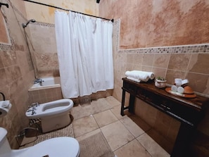 Shower, towels, soap, shampoo - Hotel Boutique Casa del Angel (Antigua Guatemala)