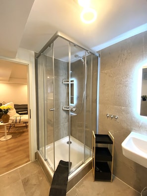 Dusche, Haartrockner, Handtücher, Toilettenpapier