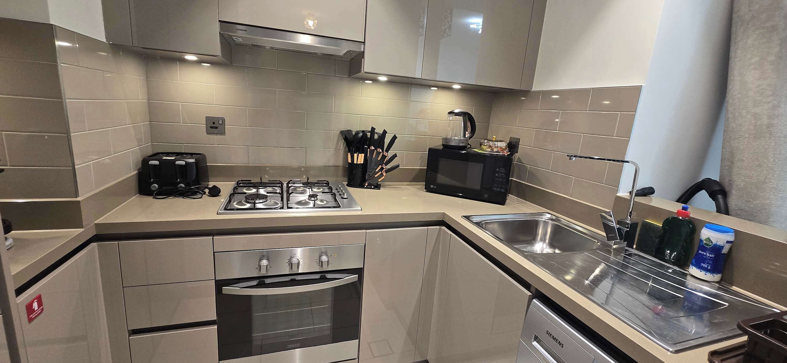 Kühlschrank, Mikrowelle, Ofen, Herdplatte