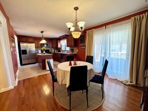 Dining - Cozy house for small or big group in Bridgeport WV (Bridgeport)
