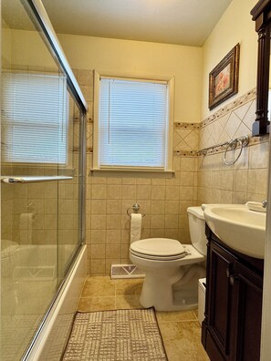 Haartrockner, Handtücher, Seife, Toilettenpapier