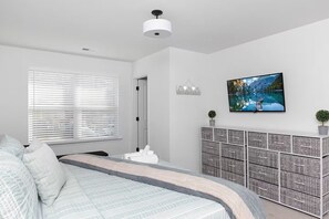 8 bedrooms, iron/ironing board, WiFi, bed sheets - 8BR Near Southend/Uptown w/GameRoom/HotTubs/Fenced (Charlotte)