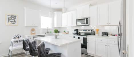 Mikrowelle, Ofen, Herdplatte, Geschirrspüler