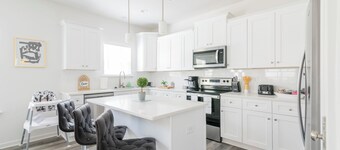 8BR Near Southend/Uptown w/GameRoom/HotTubs/Fenced