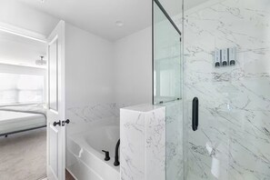 Douche, sèche-cheveux, serviettes fournies, savon