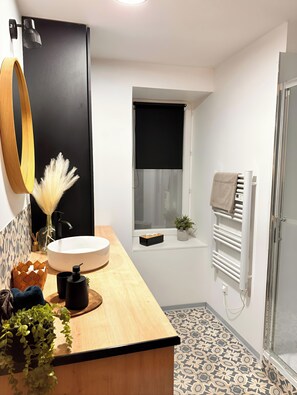 Douche, sèche-cheveux, serviettes fournies, savon