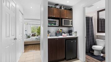 微波爐、咖啡機/沖茶器、多士爐、廚房用具/餐具/器皿