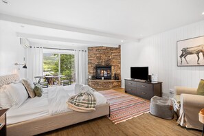 Tabla de planchar con plancha, cuna de viaje, wifi y ropa de cama