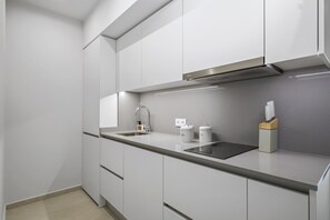 Refrigerador, microondas, cafetera y tetera y tetera eléctrica 