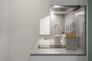 Refrigerador, microondas, cafetera y tetera y tetera eléctrica 