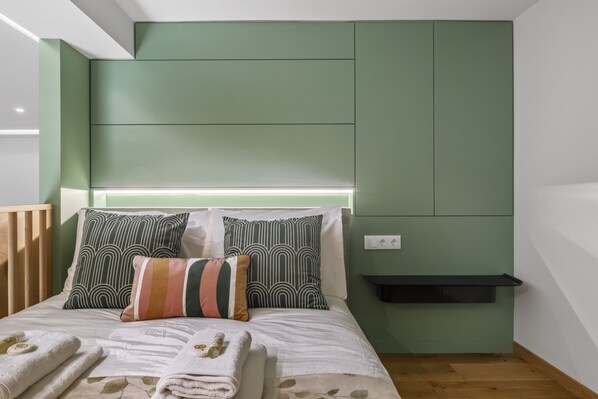 1 habitación, tabla de planchar con plancha y cuna de viaje 