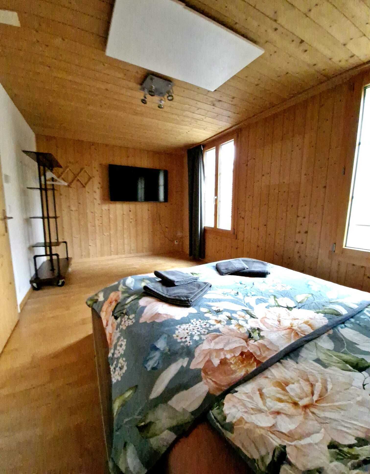 2 多间卧室、办公桌、熨斗/熨衣板、旅行婴儿床