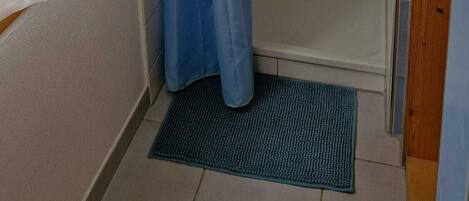 Chuveiro, secador de cabelo, toalhas de banho