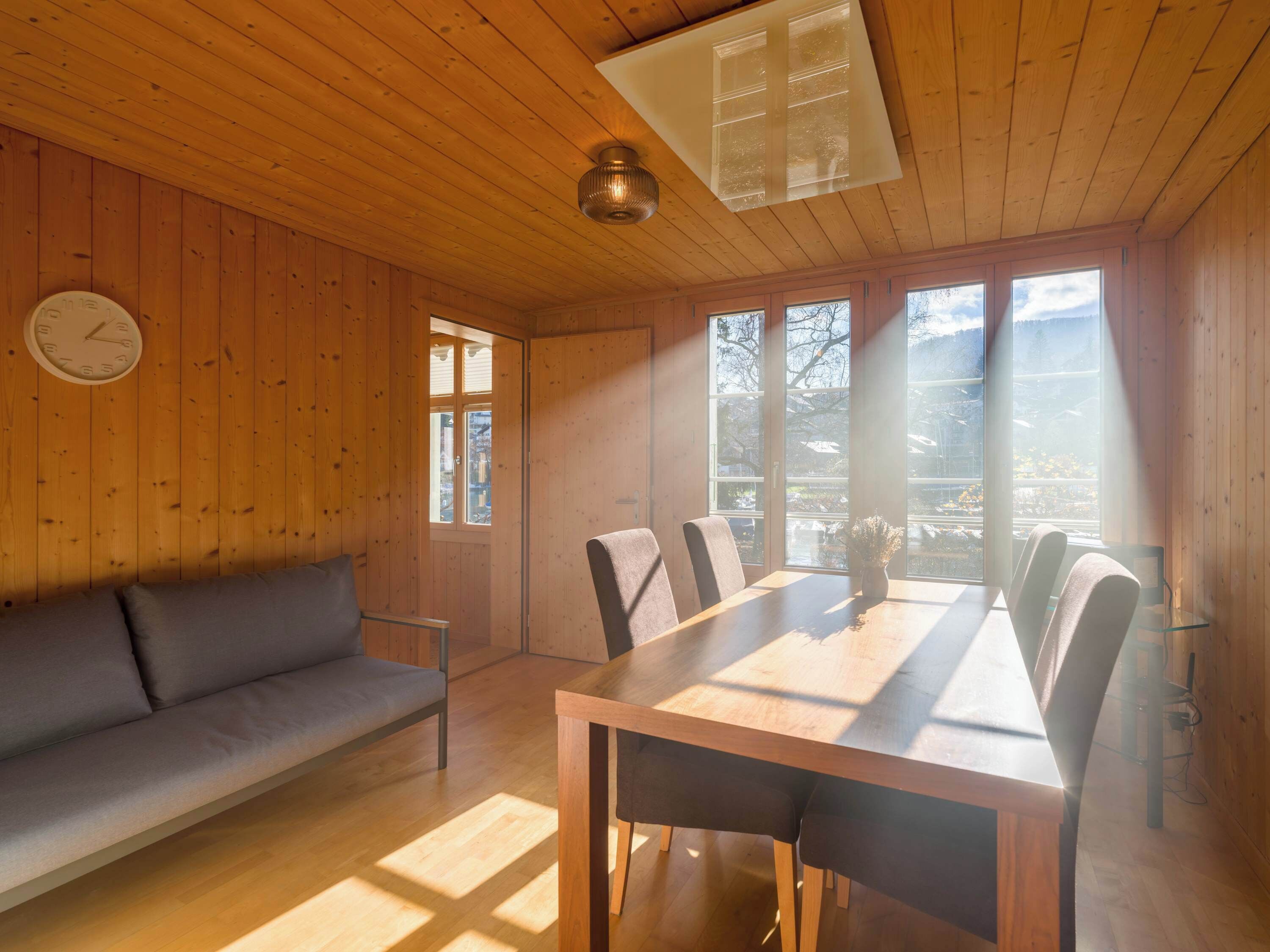 Fernseher, Bücher, Arbeitsbereiche