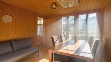 Televisor, llibres i oficines