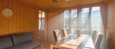 Fernseher, Bücher, Arbeitsbereiche