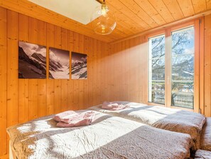 2 bedrooms, desk, iron/ironing board, travel cot - Lakefront Apartment in Spiez Bay (Spiez)