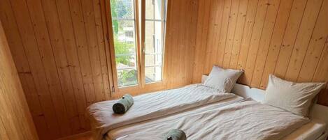 2 slaapkamers, een bureau, een strijkplank/strijkijzer, reisbedje