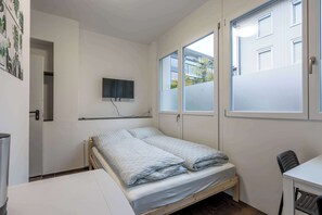 1 bedroom, desk, travel crib, WiFi