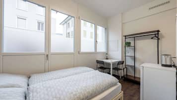 Een strijkplank/strijkijzer, reisbedje, wifi, beddengoed