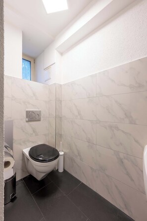 Secador de cabelo, toalhas de banho