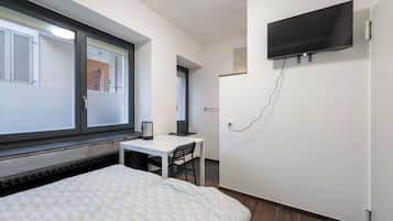 Tabla de planchar con plancha, cuna de viaje, wifi y ropa de cama