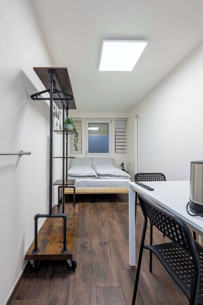 Tabla de planchar con plancha, cuna de viaje, wifi y ropa de cama 