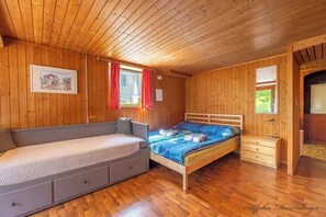 1 habitación, tabla de planchar con plancha, cuna de viaje y wifi 