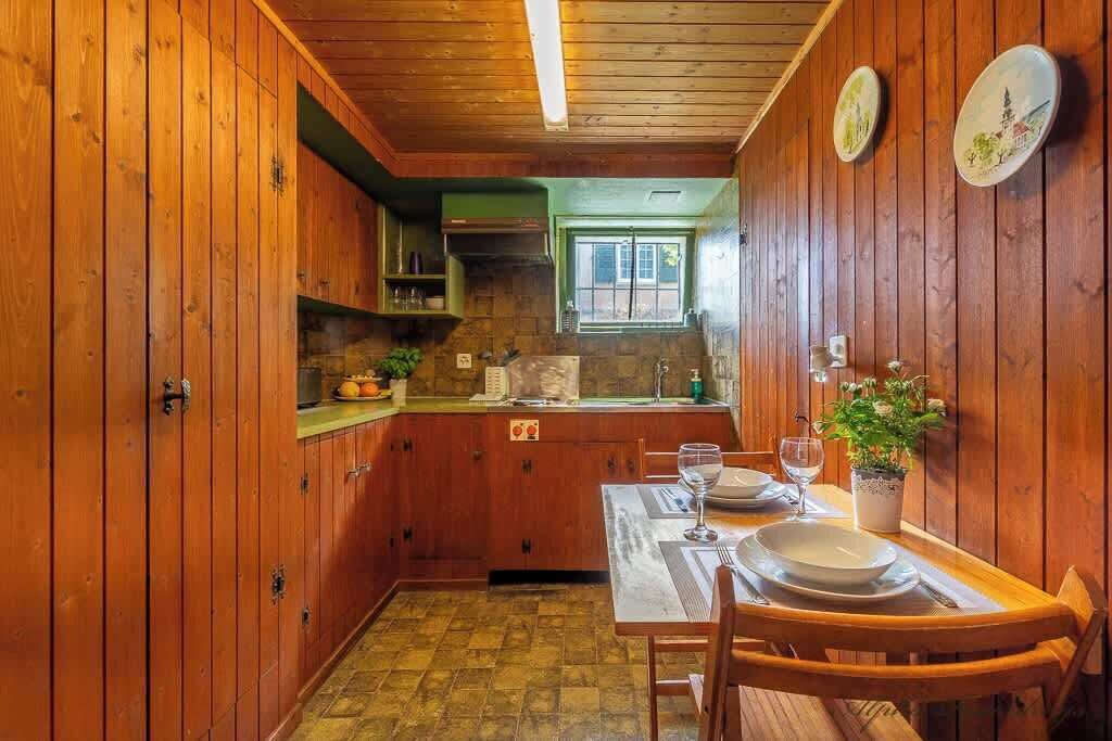 Kühlschrank, Mikrowelle, Herdplatte, Wasserkocher mit Kaffee-/Teezubehör