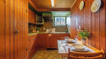 Kühlschrank, Mikrowelle, Herdplatte, Wasserkocher mit Kaffee-/Teezubehör