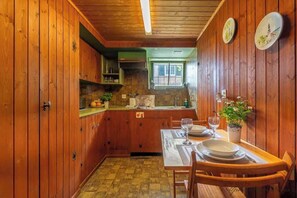 Kühlschrank, Mikrowelle, Herdplatte, Wasserkocher mit Kaffee-/Teezubehör