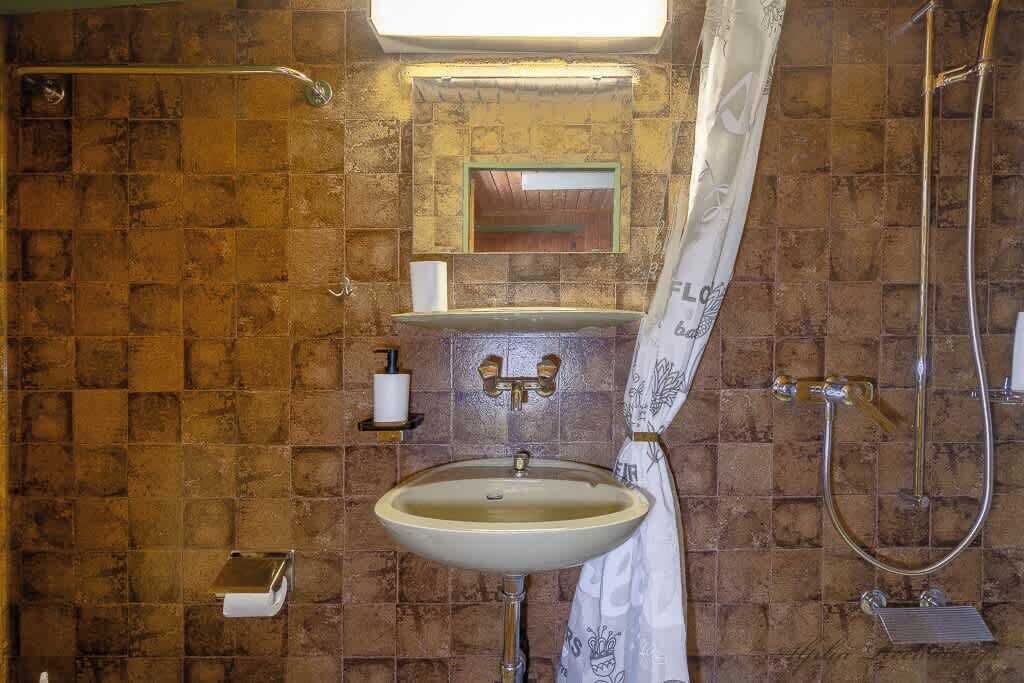 Ducha, artículos de higiene personal gratuitos y secador de pelo