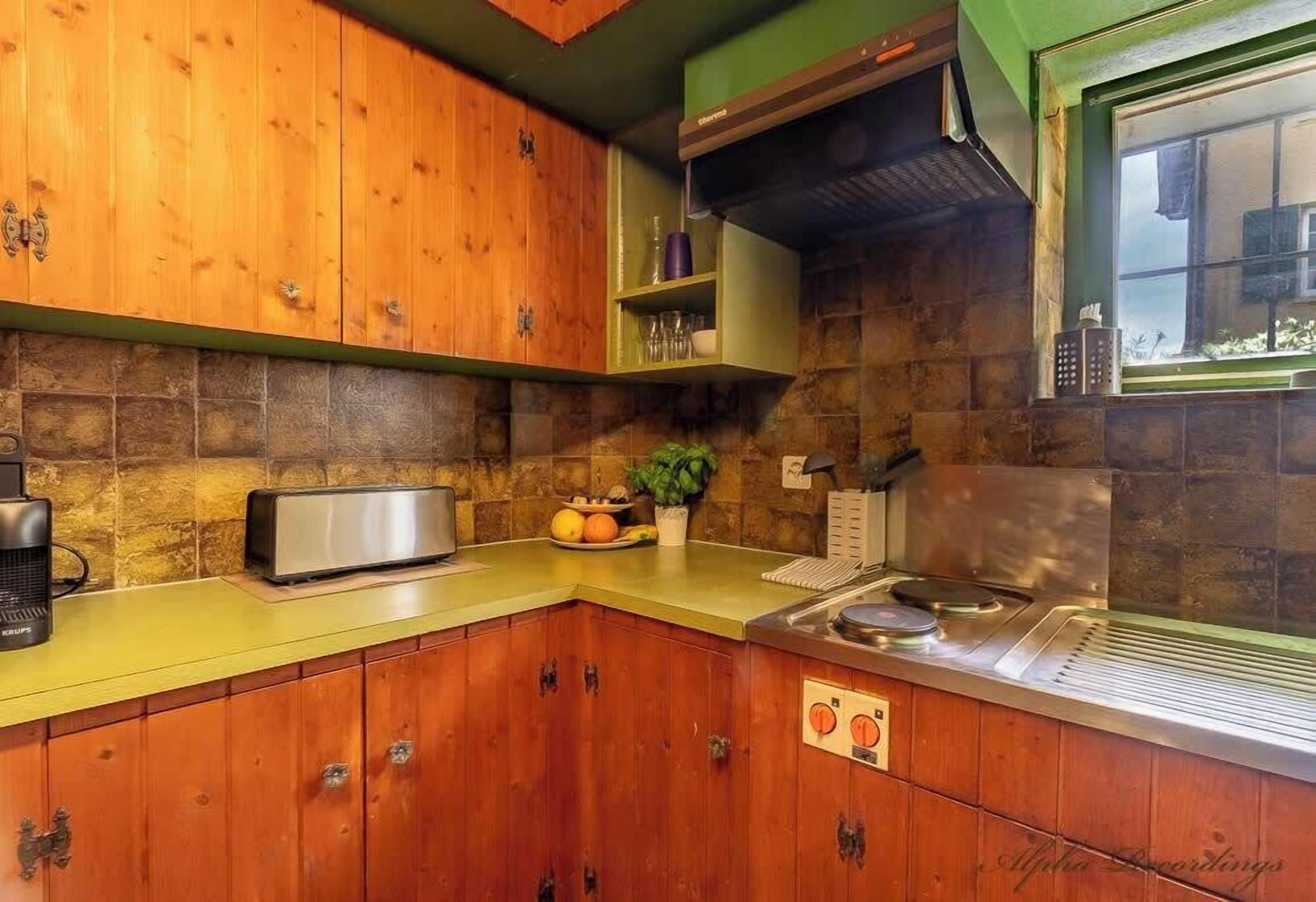 Kühlschrank, Mikrowelle, Herdplatte, Wasserkocher mit Kaffee-/Teezubehör