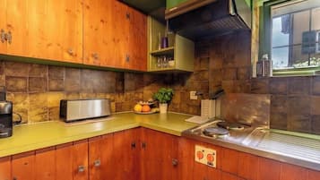 Refrigerador, microondas, parrilla de estufa y cafetera y tetera