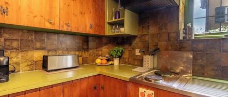 Réfrigérateur, micro-ondes, plaque de cuisson, cafetière/bouilloire