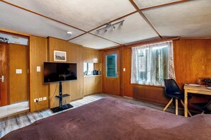 1 bedroom, iron/ironing board, travel crib, WiFi - Studio Spiez | Nature & Parking |20 min Interlaken (Spiez)