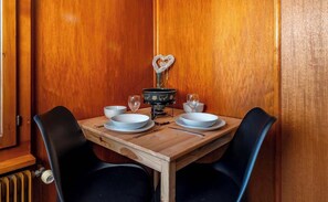 Dining - Studio Spiez | Nature & Parking |20 min Interlaken (Spiez)