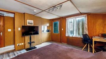 1 Schlafzimmer, Schreibtisch, BĂŒgeleisen/BĂŒgelbrett, Reisekinderbett