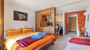 Une chambre d’hôtel avec un grand lit, un bureau et une salle de bain.