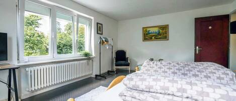 1 dormitori, planxa i posts de planxar, wifi i roba de llit